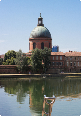 Hôpital La Grave Toulouse vu depuis l'autre côté de la Garonne